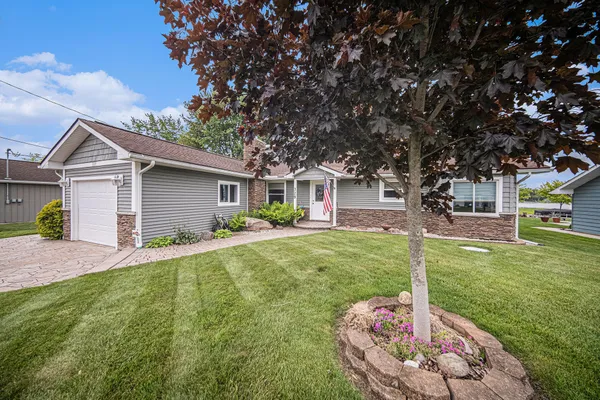 $899,900 | 329 Pamela Circle, Brooklyn, MI 49230