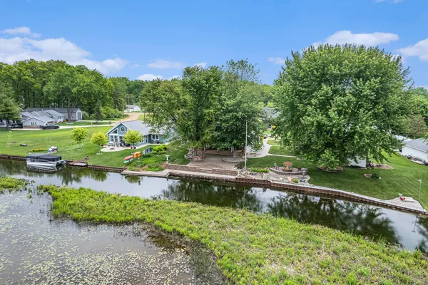 $899,900 | 329 Pamela Circle, Brooklyn, MI 49230