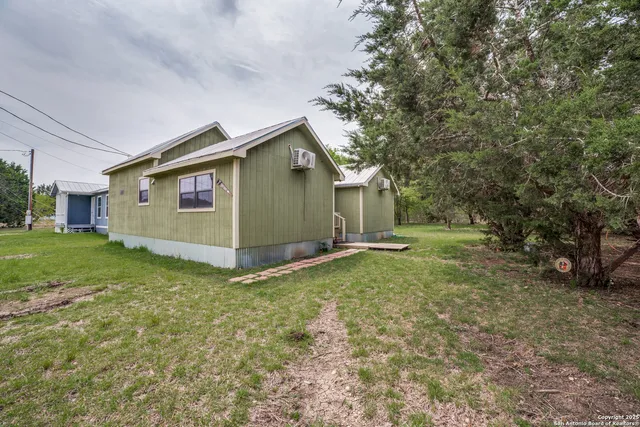 a view of a house with backyard
