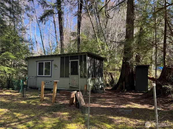 a view of a house with backyard