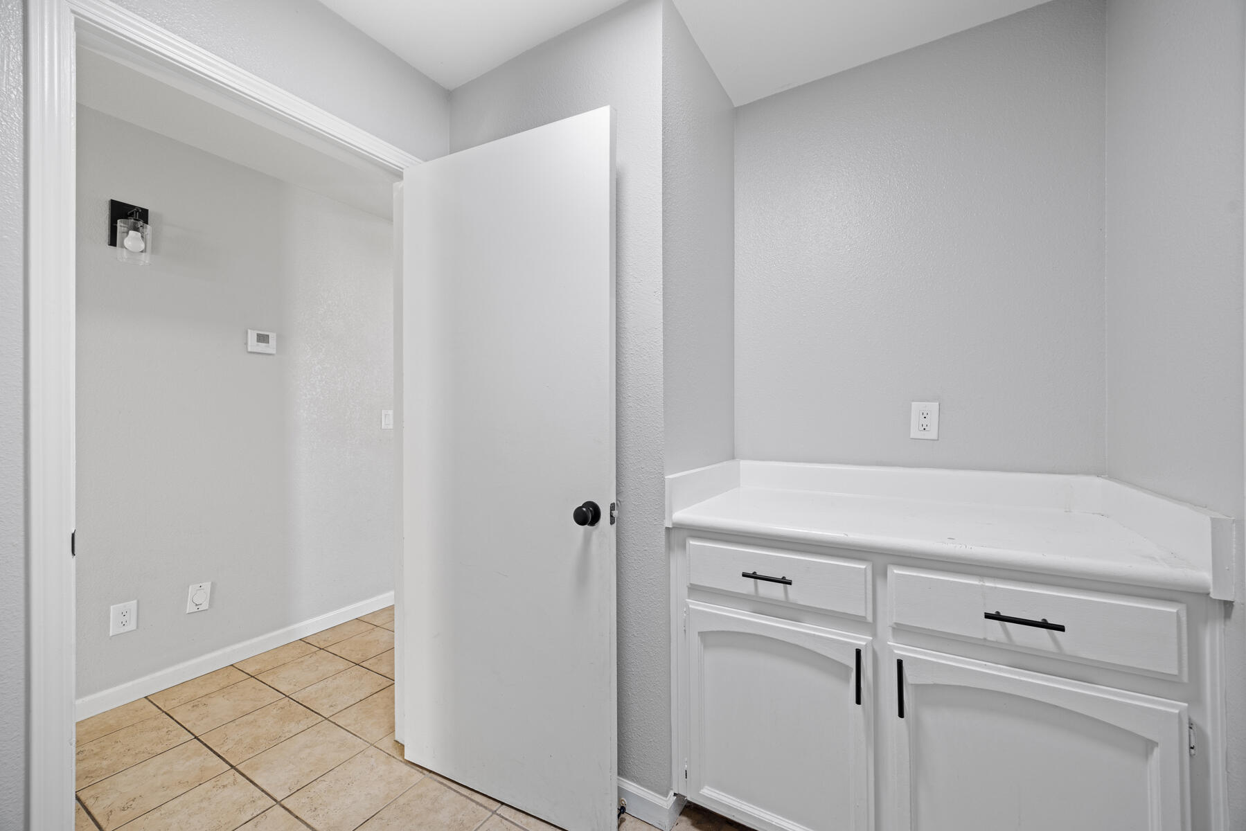 2157 Country View Avenue Tulare, CA 93274 - Photo 12 of 22 18 - Laundryroom