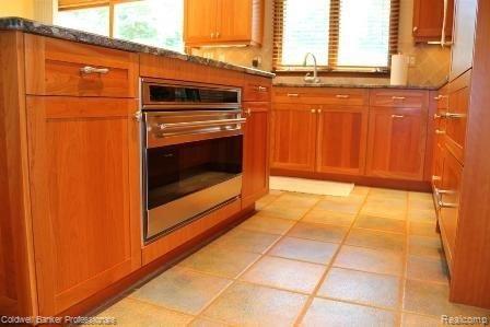 9890 Gibbs Road Clarkston, MI 48348 - Photo 16 of 24 Kitchen