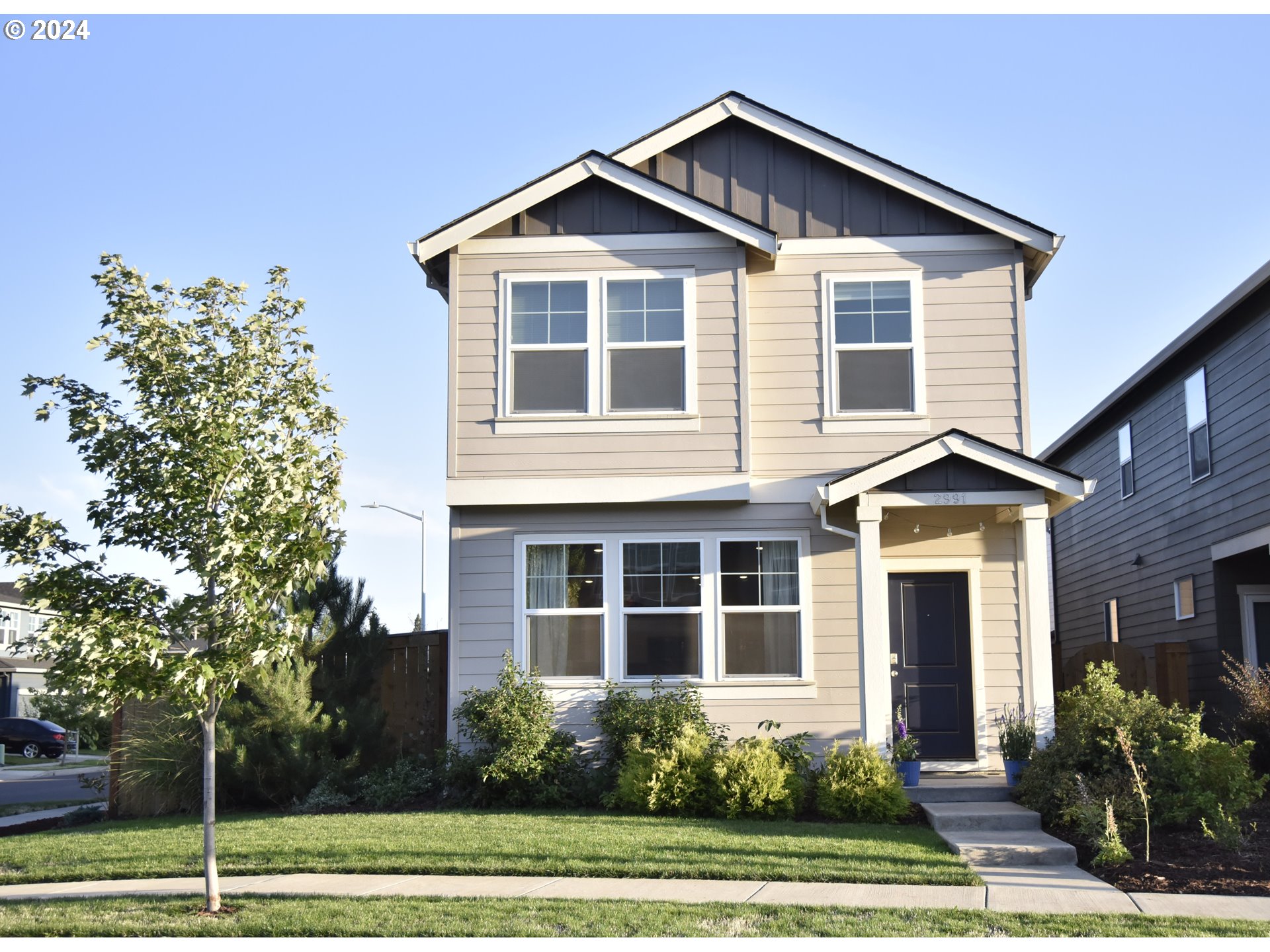 2991 W Street Springfield, OR 97477 - Photo 1 of 43 a front view of a house with a yard