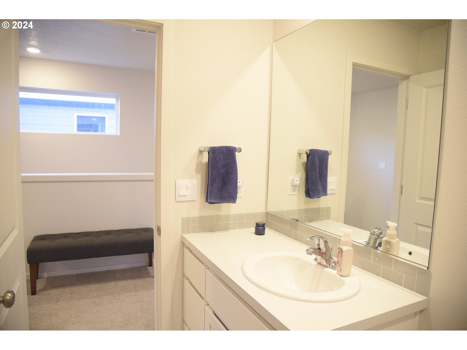 2991 W Street Springfield, OR 97477 - Photo 16 of 43 a bathroom with a sink and a mirror