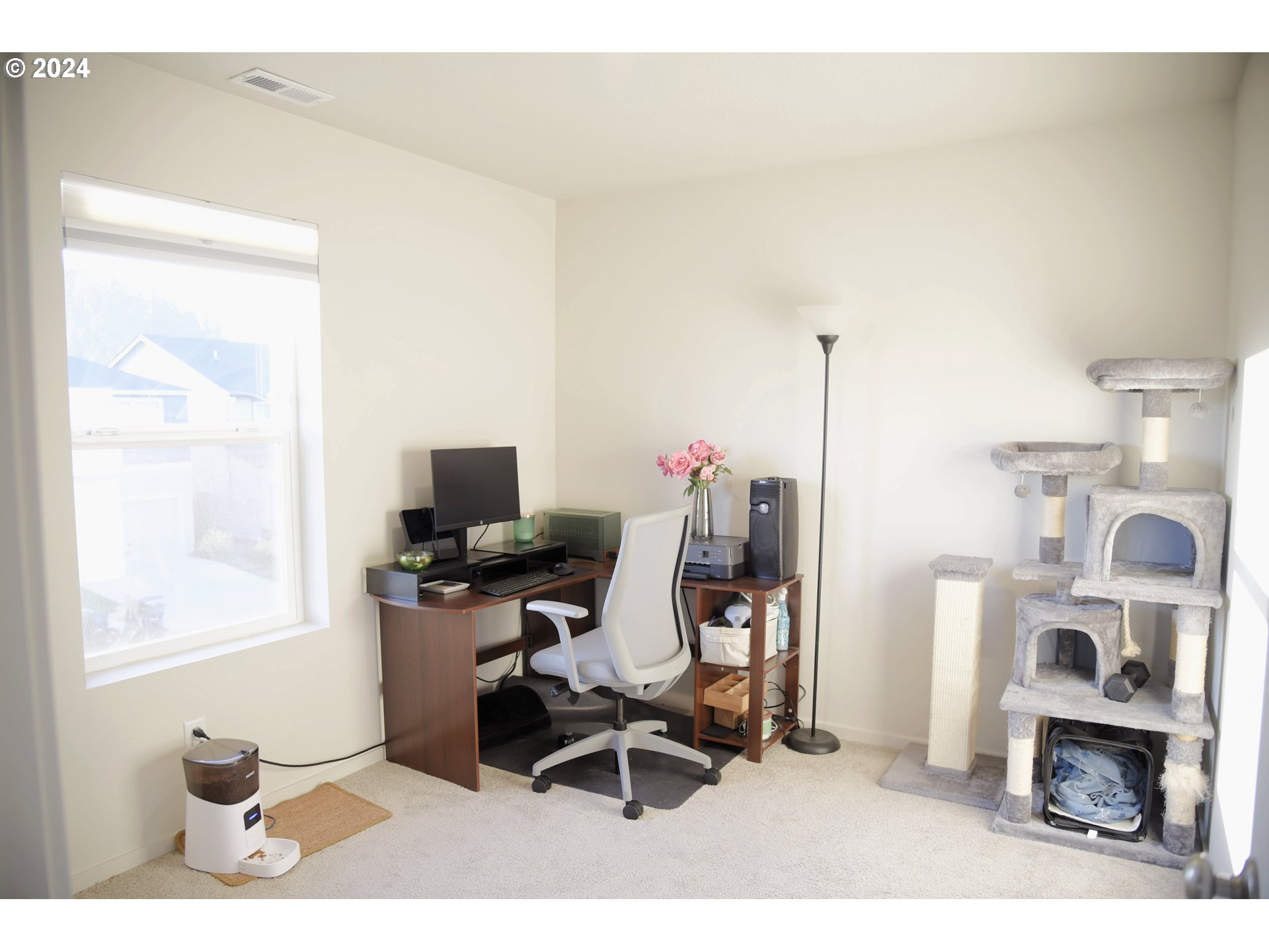 2991 W Street Springfield, OR 97477 - Photo 25 of 43 a work room with furniture a rug and a window