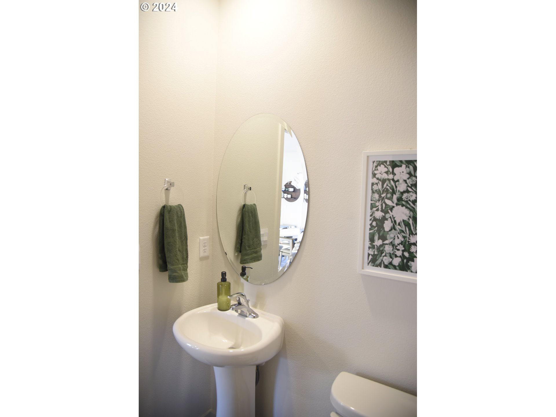 2991 W Street Springfield, OR 97477 - Photo 26 of 43 a bathroom with a toilet sink and mirror