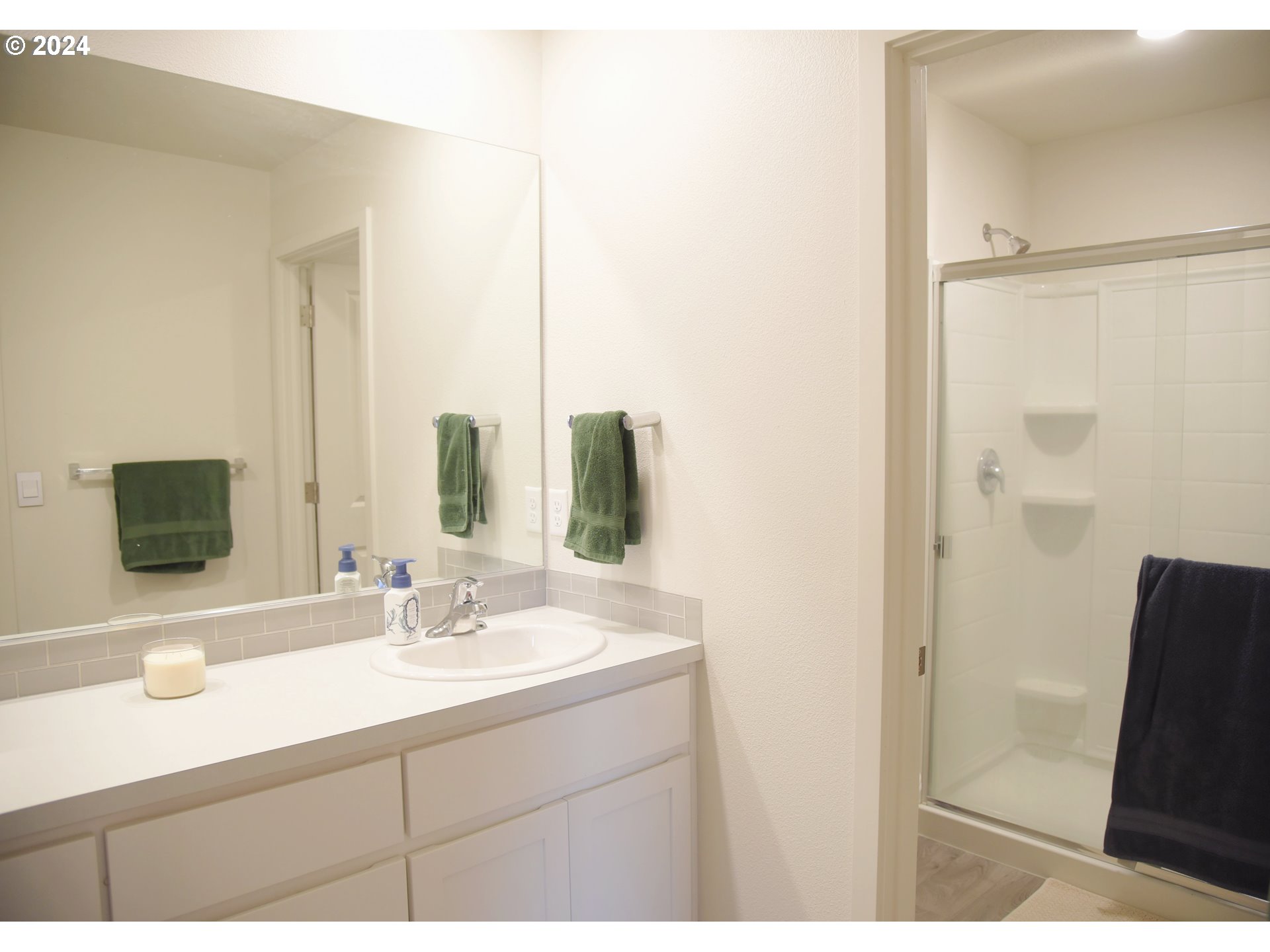 2991 W Street Springfield, OR 97477 - Photo 29 of 43 a bathroom with a sink and a mirror