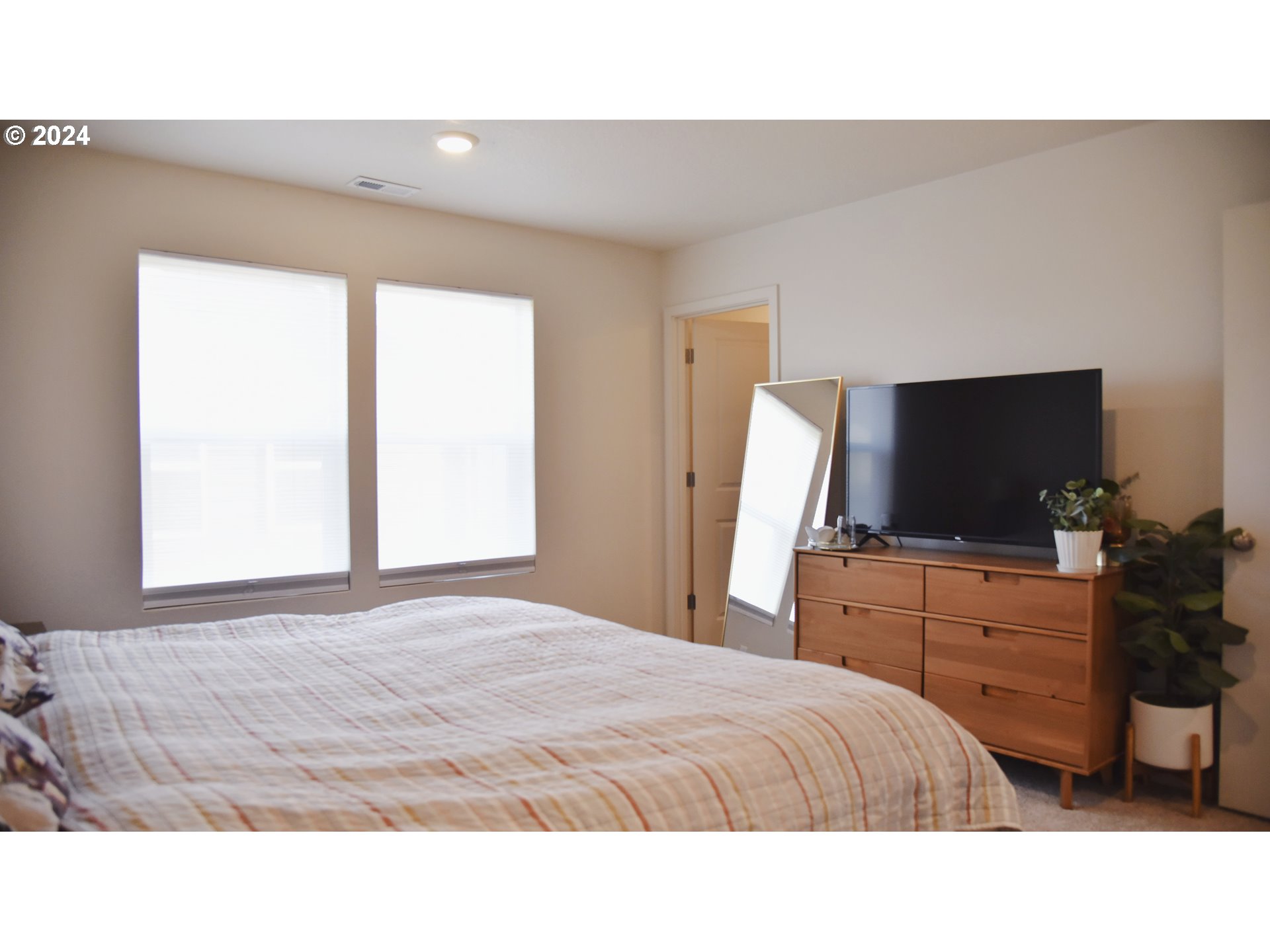 2991 W Street Springfield, OR 97477 - Photo 33 of 43 a bedroom with a bed and flat screen tv