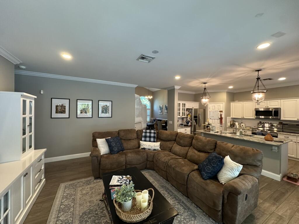 7369 Southeast Seagate Lane Stuart, FL 34997 - Photo 5 of 18 528EC3B5-A9BA-4FB6-A11D-13E203922368_1_1