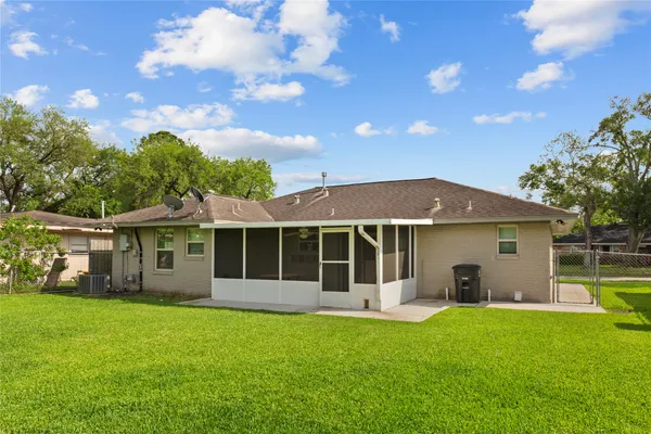 $1,900 | 6714 Langdon Lane, Houston, TX 77074