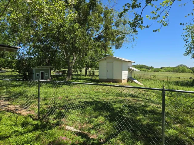 a view of a backyard