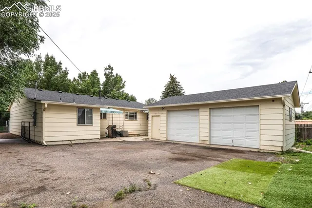 a view of a house with a backyard