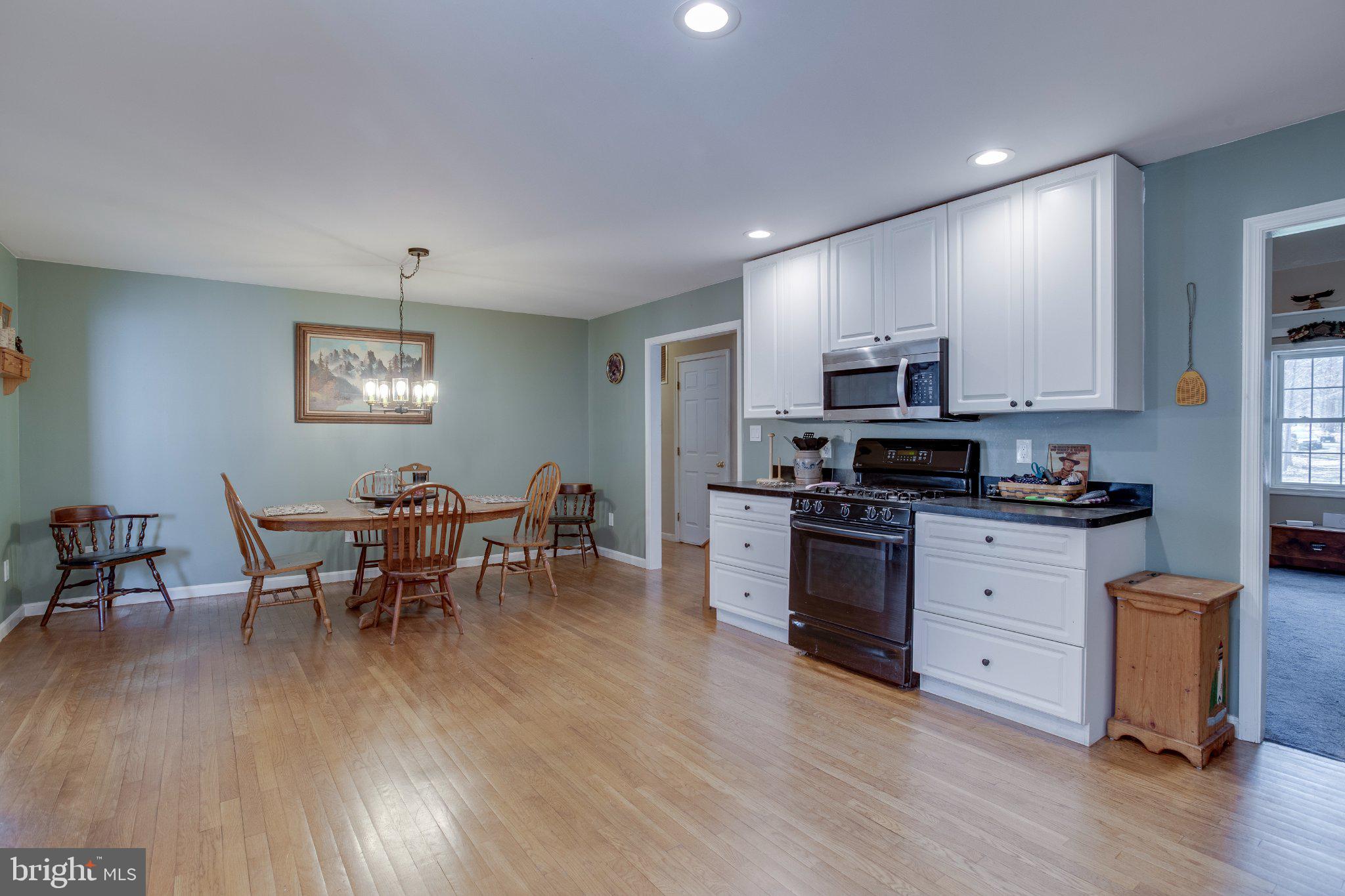 3220 Courtney School Road Midland, VA 22728 - Photo 19 of 111 Large kitchen with warm ambiance.