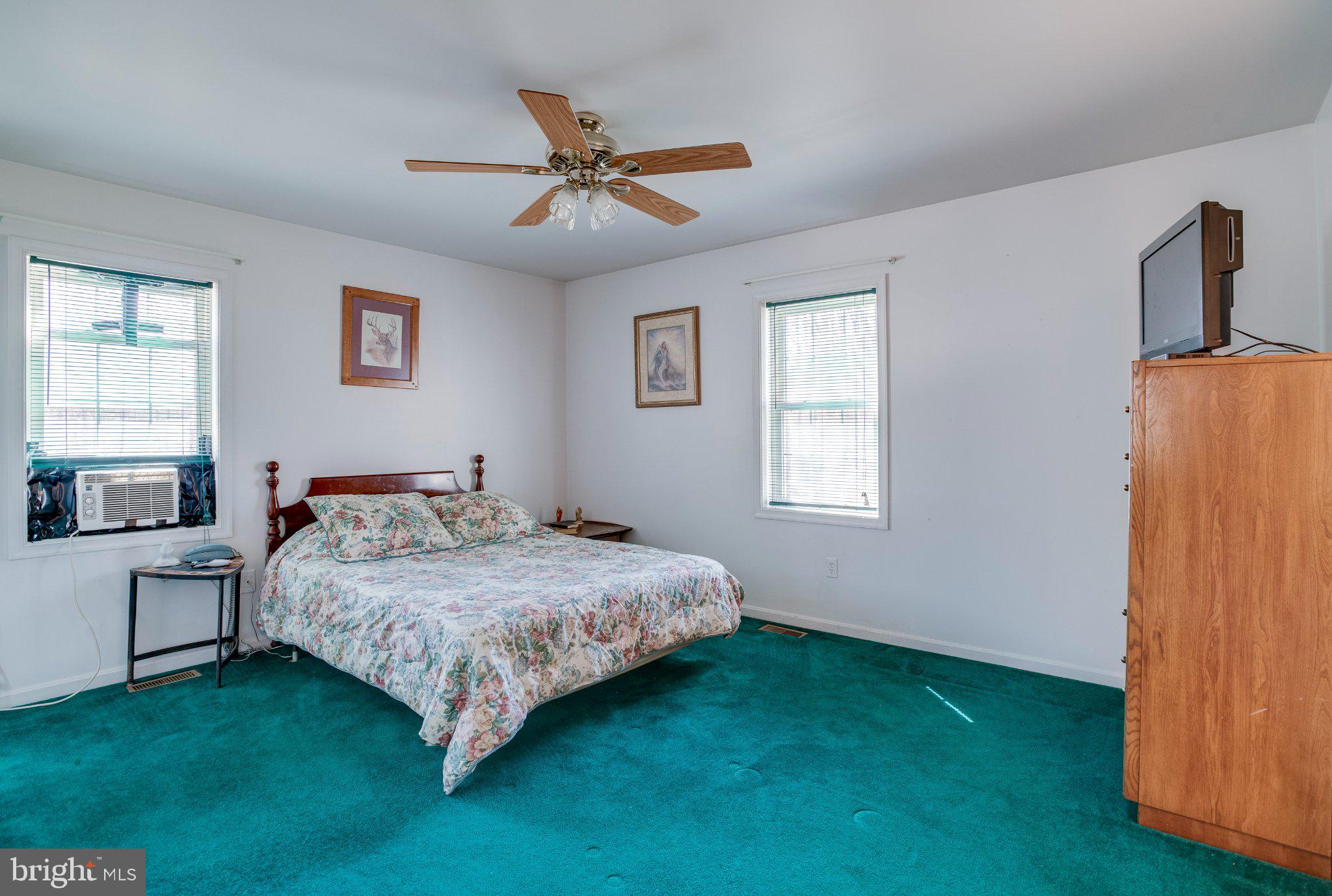 3220 Courtney School Road Midland, VA 22728 - Photo 33 of 111 Main floor bedroom with bath.