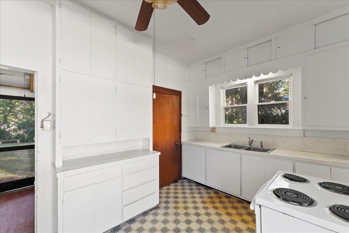 10 Clark Street St. Augustine, FL 32084 - Photo 22 of 44 a bathroom with a sink and a bathtub