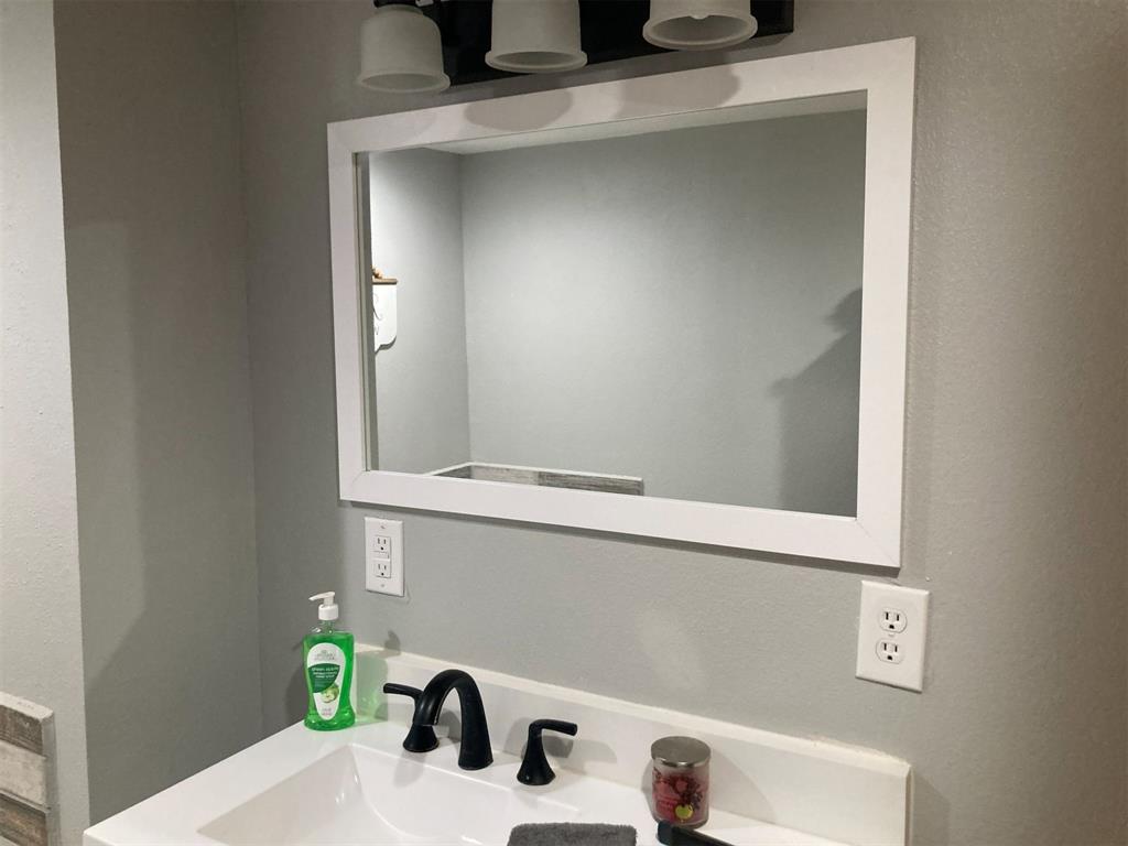 248 Shaffer Road Denison, TX 75021 - Photo 12 of 39 Master Vanity