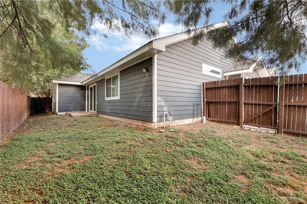 308 North 17th Street, Unit B McAllen, TX 78501 - Photo 16 of 19 a backyard of a house