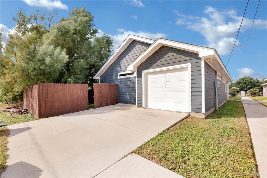 308 North 17th Street, Unit B McAllen, TX 78501 - Photo 19 of 19 a backyard of a house