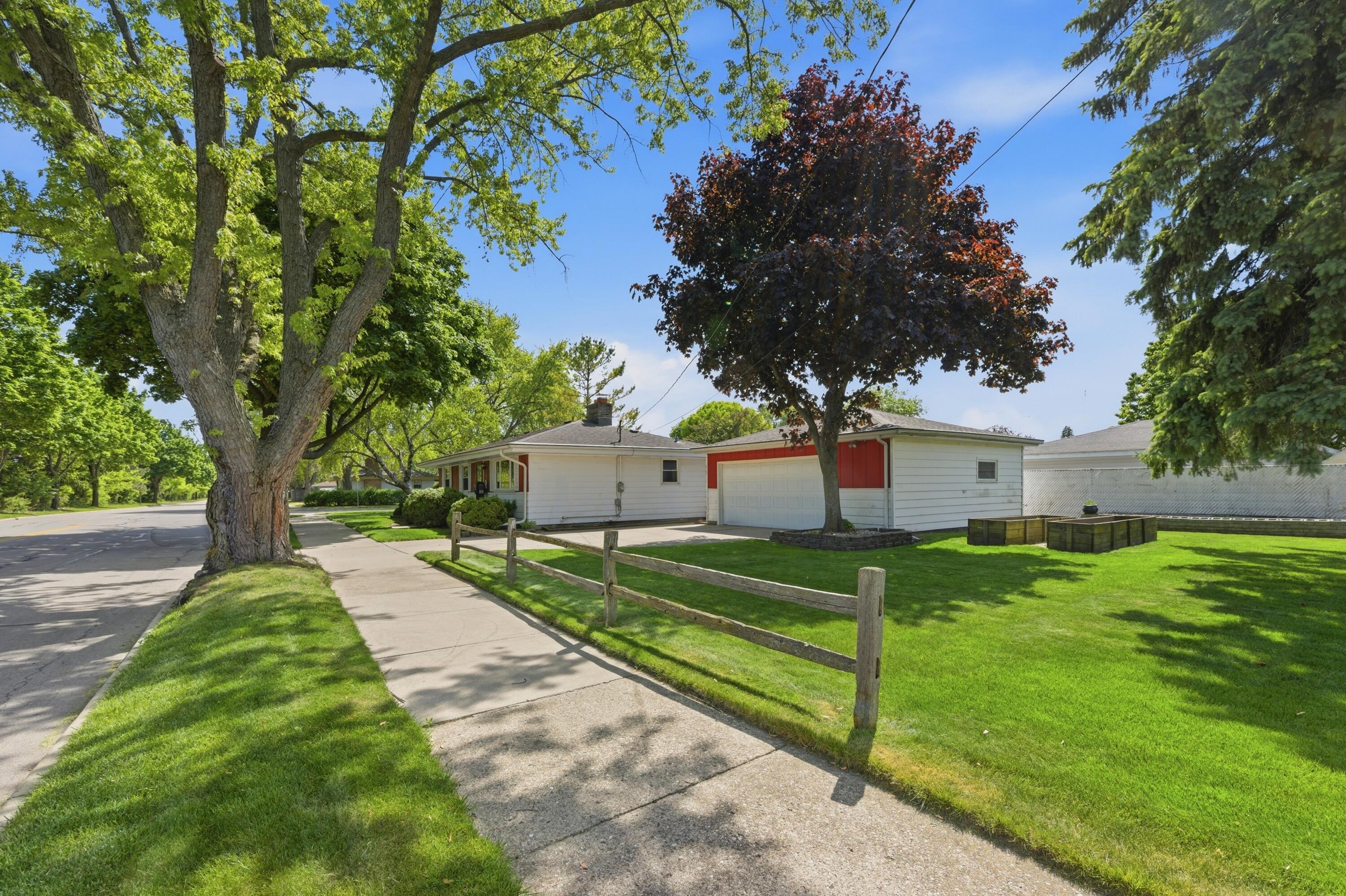 3520 Knoll Place Racine, WI 53403 - Photo 26 of 32 Side View