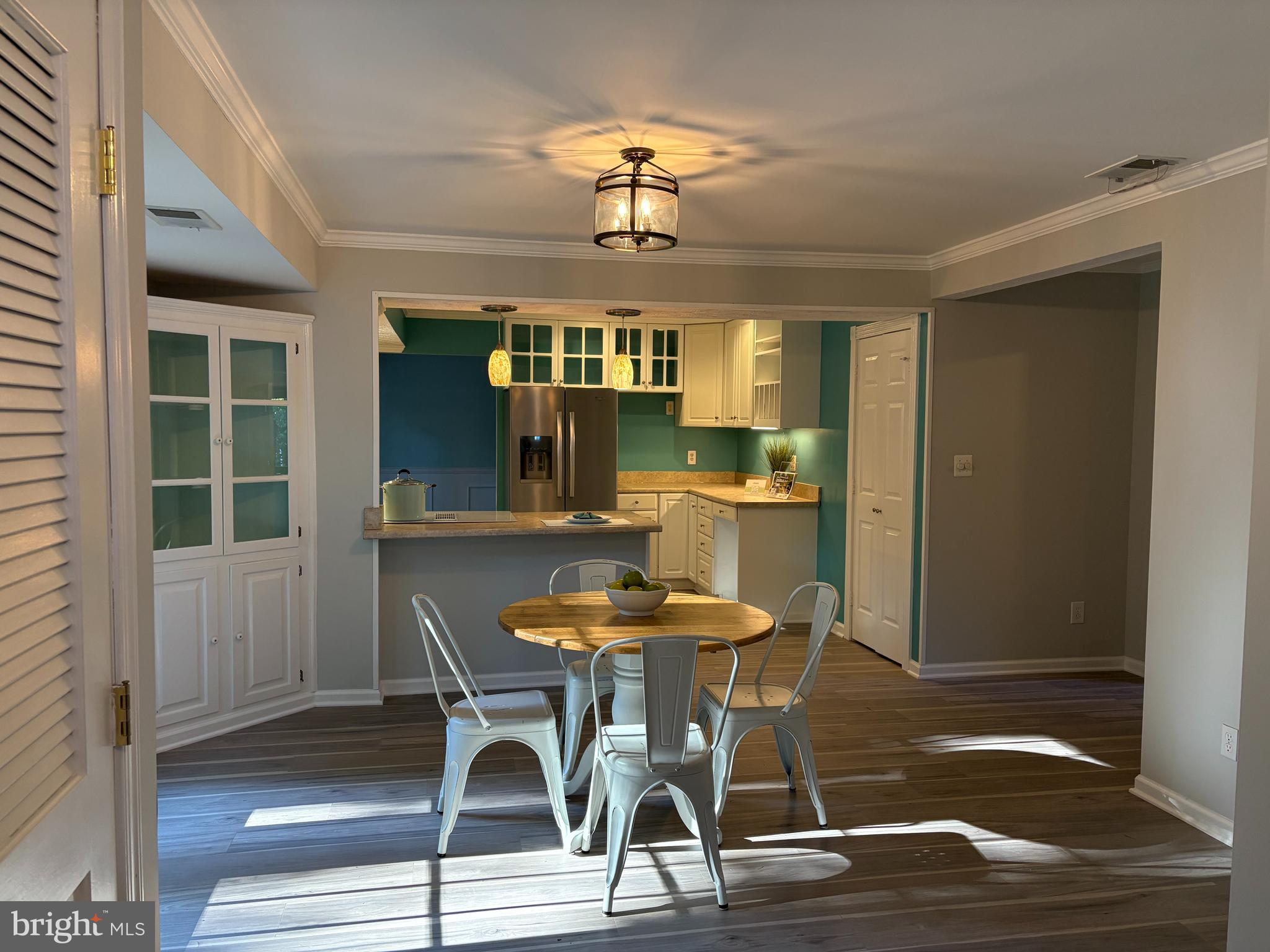 1126 Neptune Place Annapolis, MD 21409 - Photo 26 of 79 a dining room with furniture and window