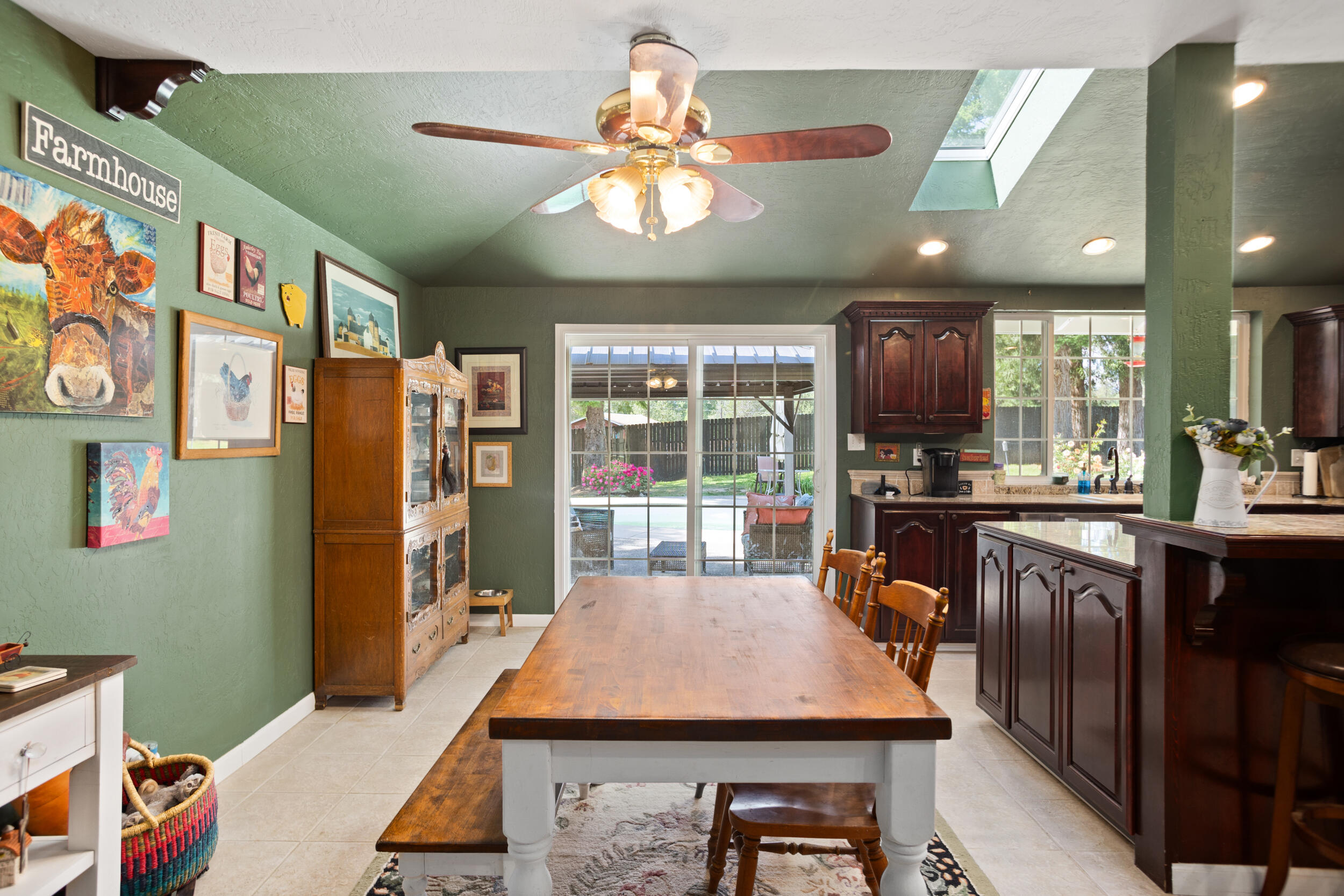 255 Queens Branch Road Rogue River, OR 97537 - Photo 14 of 60 a room with furniture a flat screen tv and a chandelier