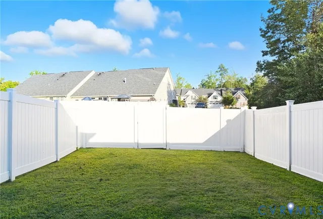 a view of a backyard