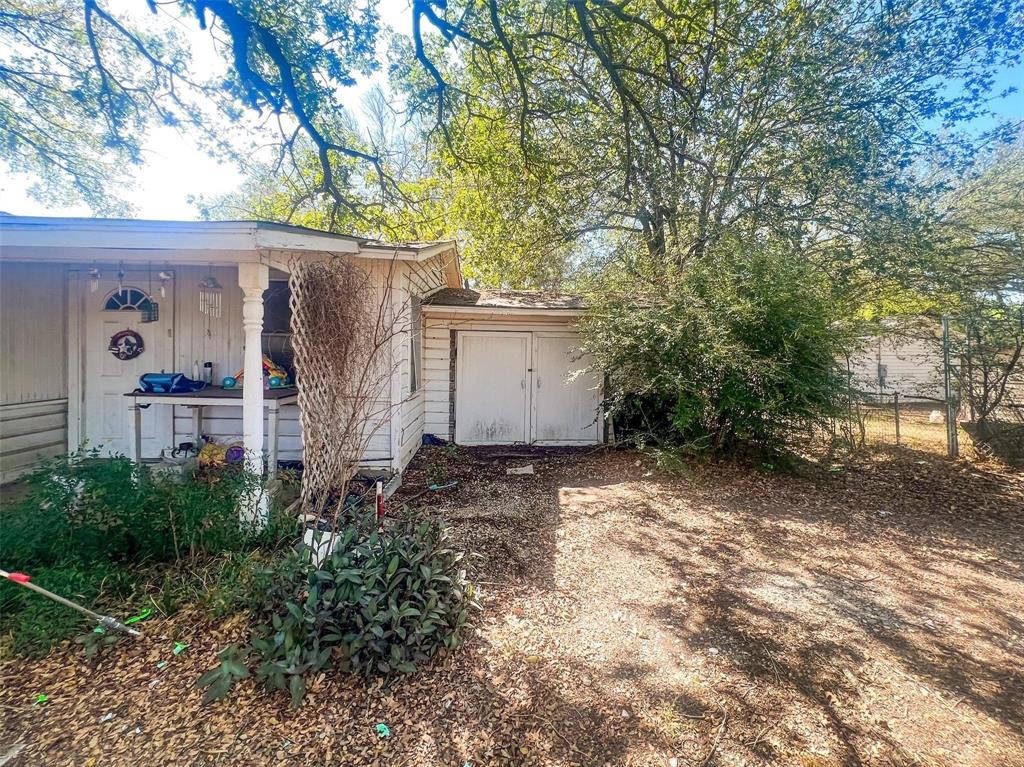 1833 W Highway, Unit AZ Springtown, TX 76082 - Photo 15 of 18 front view of a house with a trees