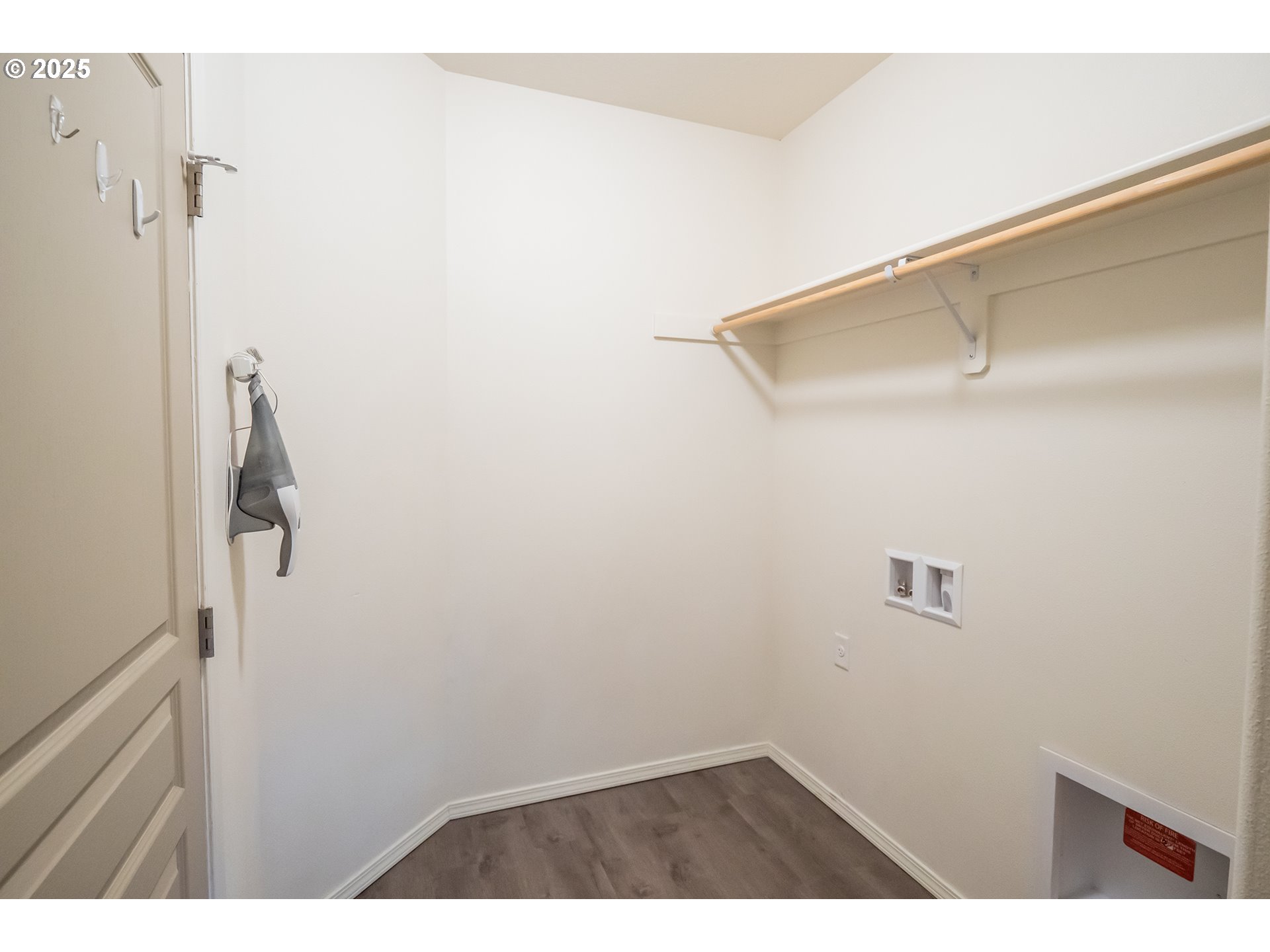 1067 South 55th Street Springfield, OR 97478 - Photo 28 of 35 a bathroom with a shower