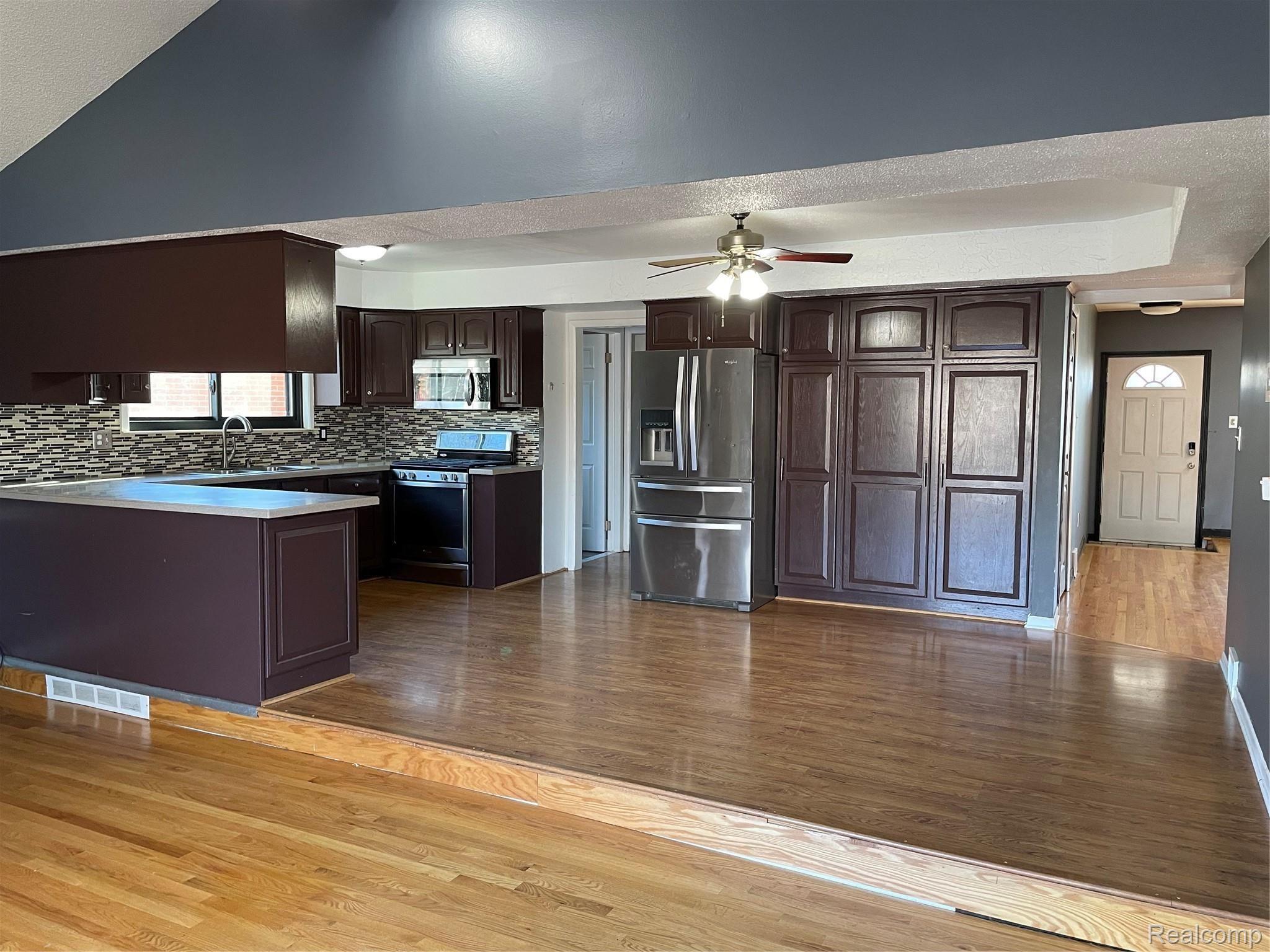 14019 Martin Road Warren, MI 48088 - Photo 15 of 30 Family Room and Kitchen