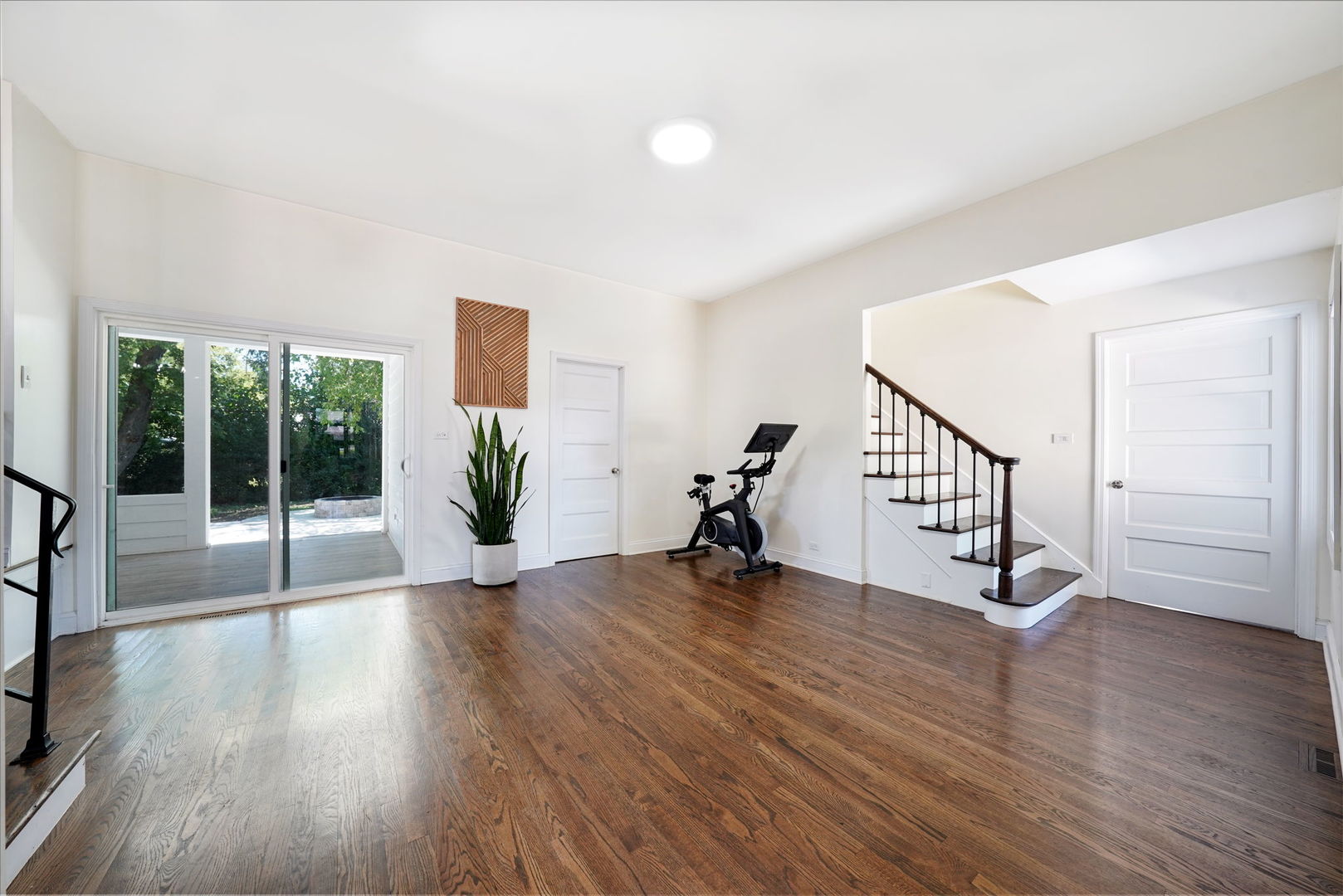 12801 South Ridgeland Avenue Palos Heights, IL 60463 - Photo 22 of 59 a view of a room with wooden floor and windows