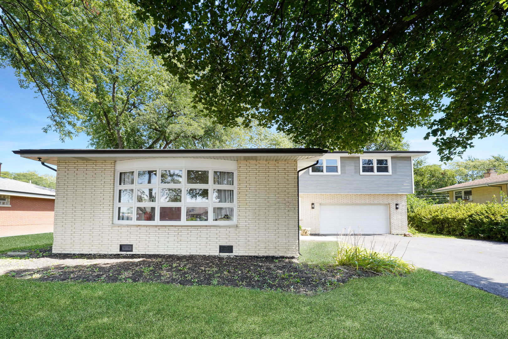 12801 South Ridgeland Avenue Palos Heights, IL 60463 - Photo 3 of 59 a front view of a house with a garden