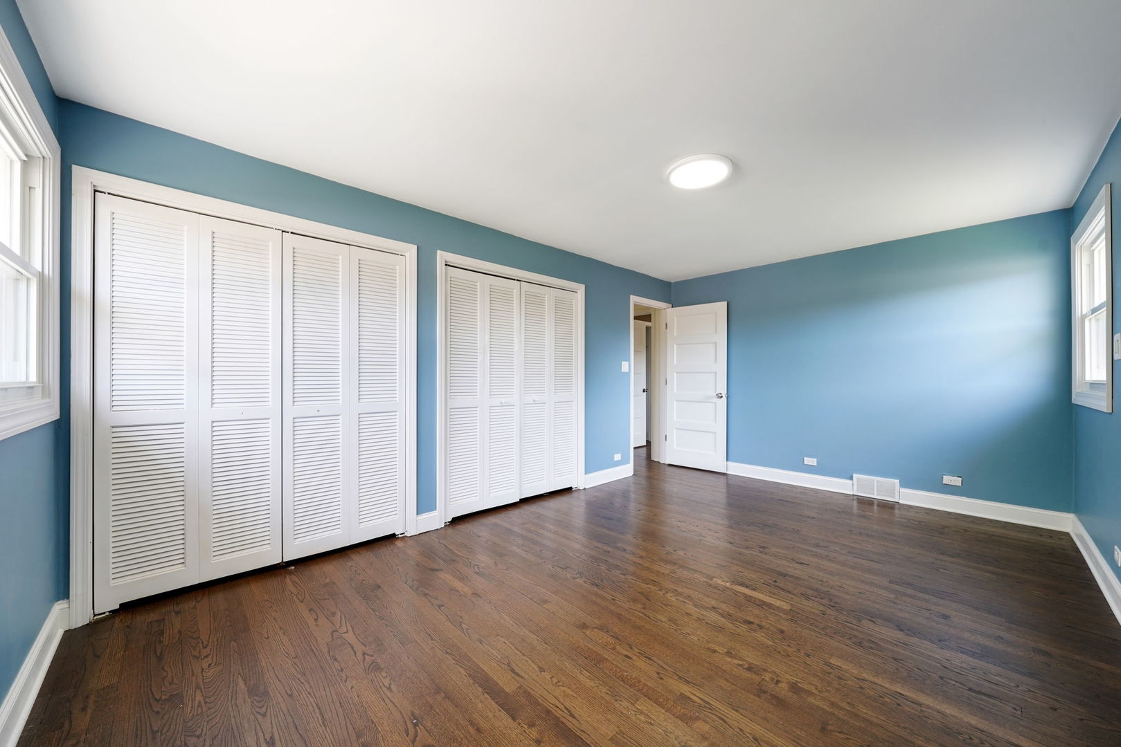 12801 South Ridgeland Avenue Palos Heights, IL 60463 - Photo 33 of 59 a view of an empty room with wooden floor and a window