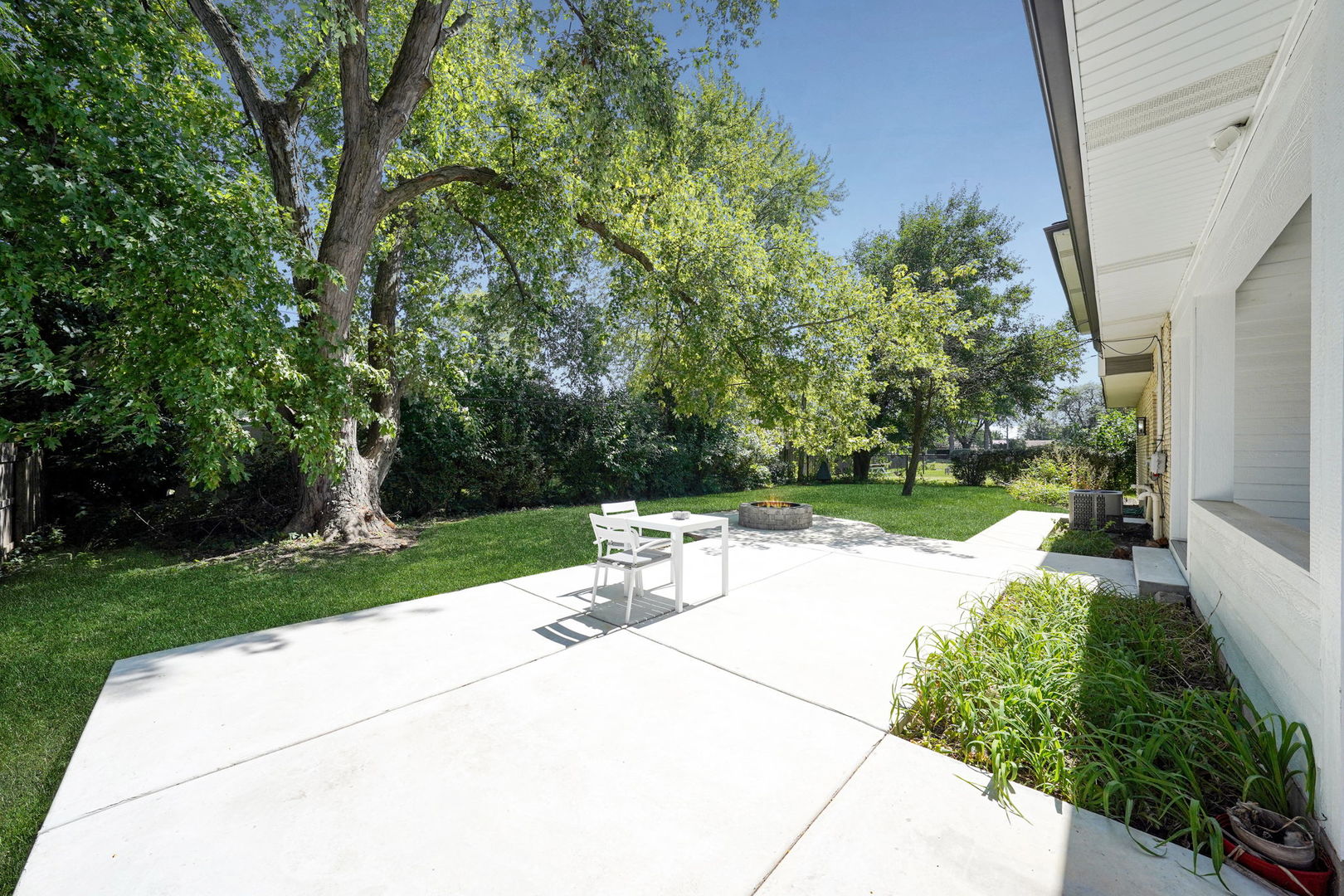 12801 South Ridgeland Avenue Palos Heights, IL 60463 - Photo 45 of 59 a view of a backyard with sitting area