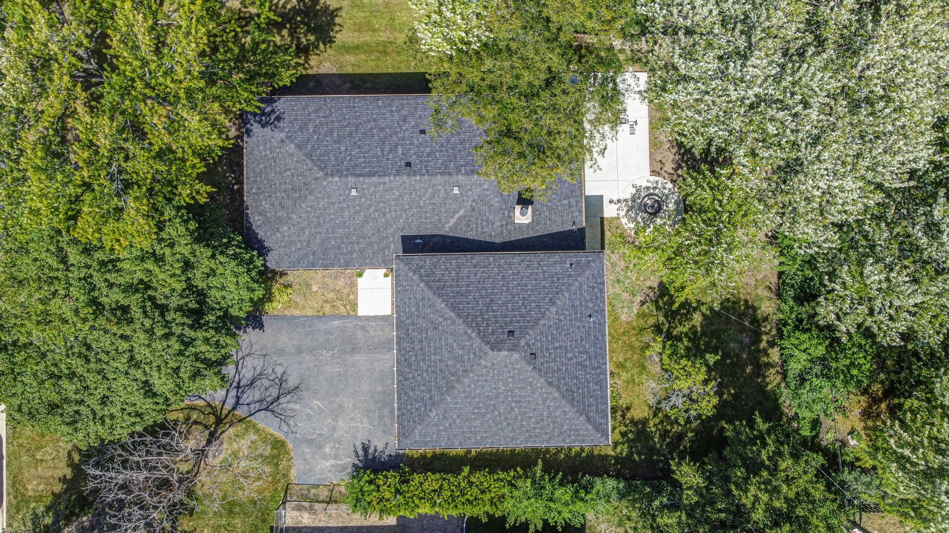12801 South Ridgeland Avenue Palos Heights, IL 60463 - Photo 54 of 59 an aerial view of a house with a yard