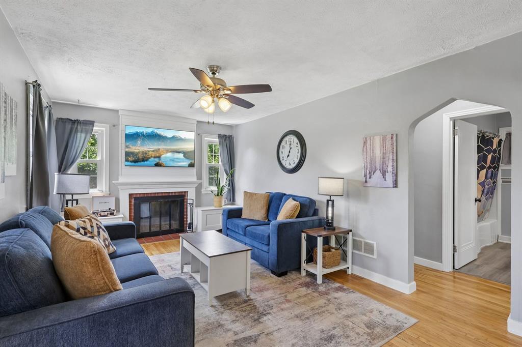 1770 Locust Road Sewickley, PA 15143 - Photo 5 of 33 Living room