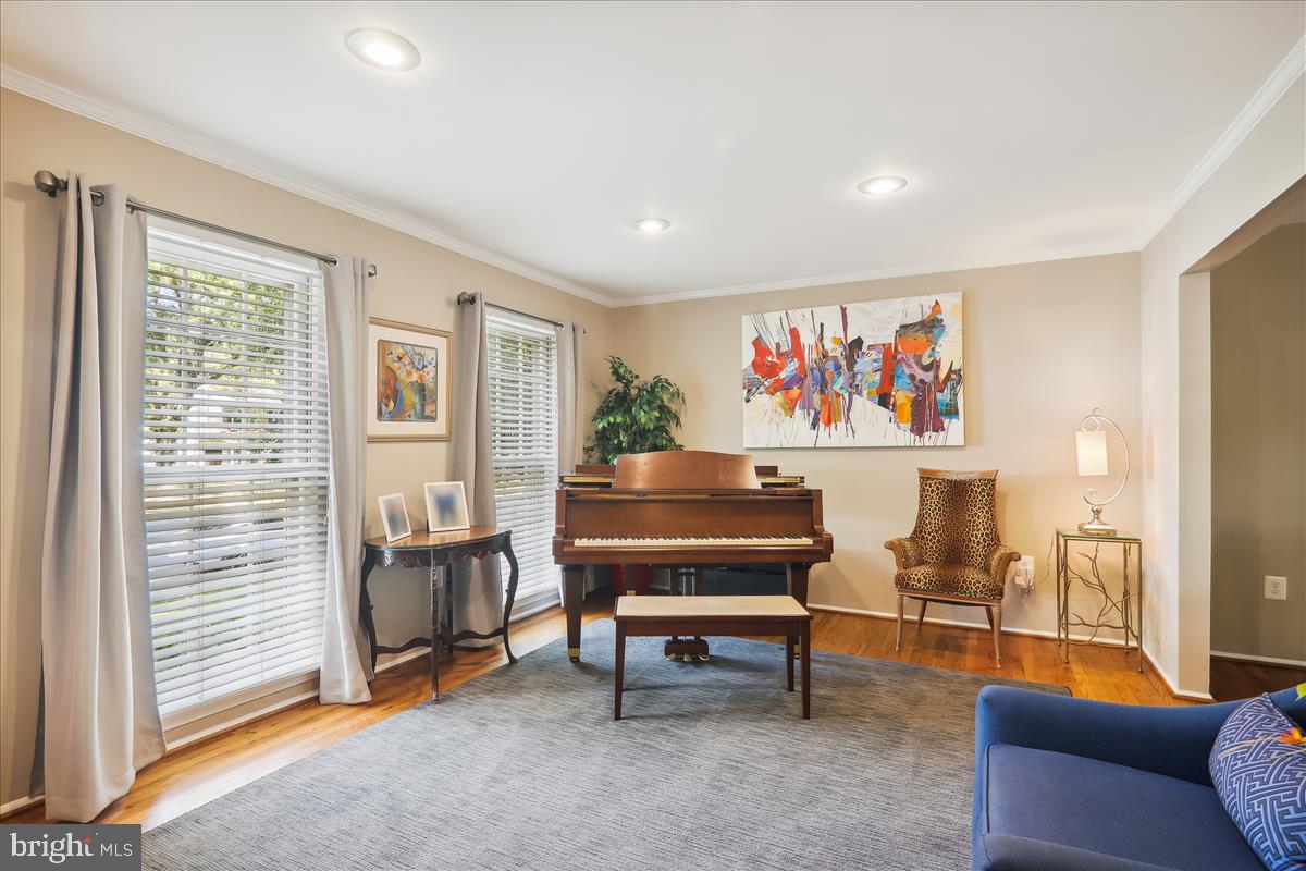 17020 Briardale Road Rockville, MD 20855 - Photo 5 of 70 Living room