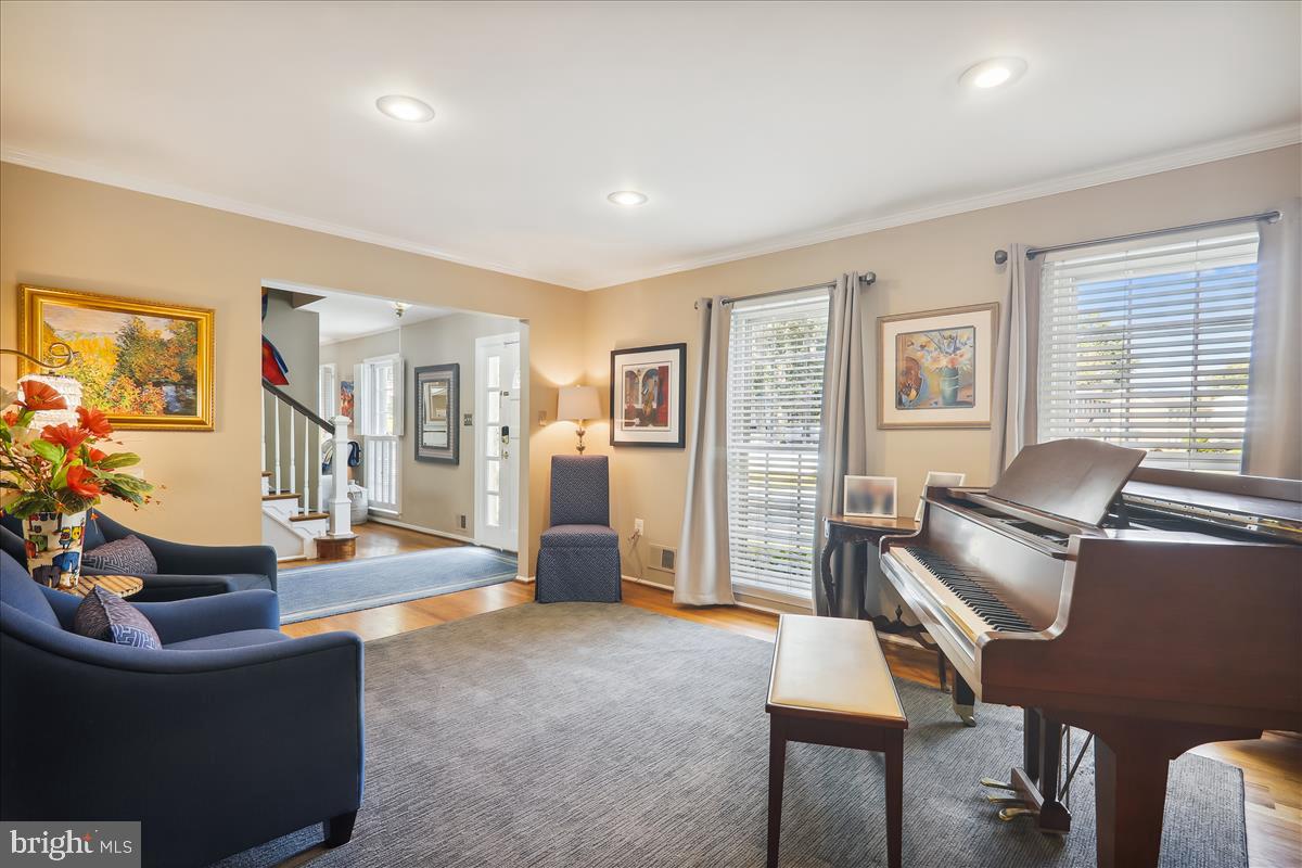 17020 Briardale Road Rockville, MD 20855 - Photo 7 of 70 Living Room