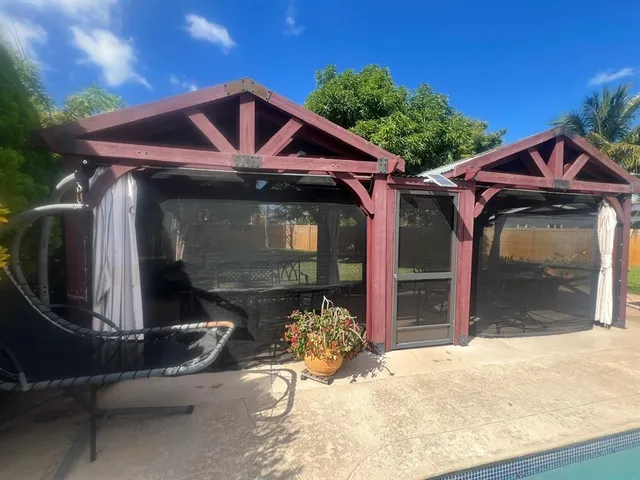 a view of back yard of the house