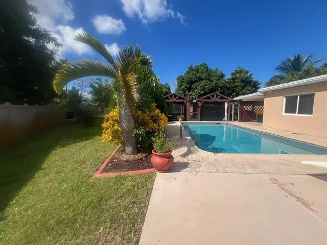 a view of a house with backyard porch and garden