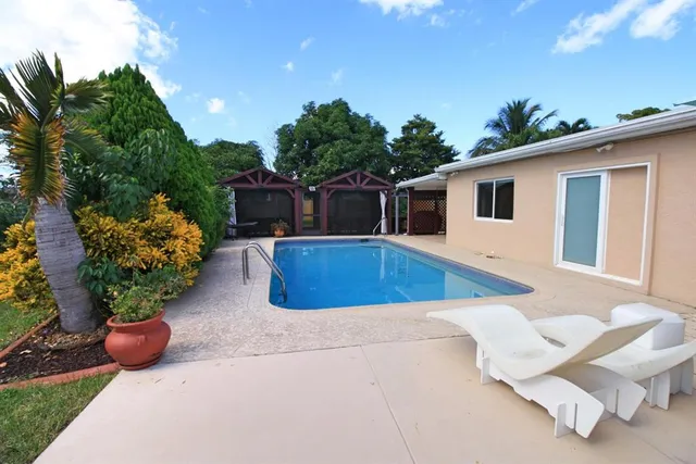 a view of a backyard