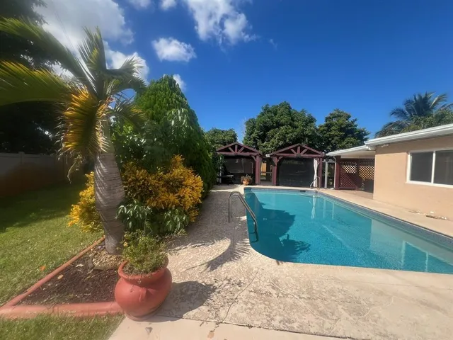 a front view of house with yard and entertaining space