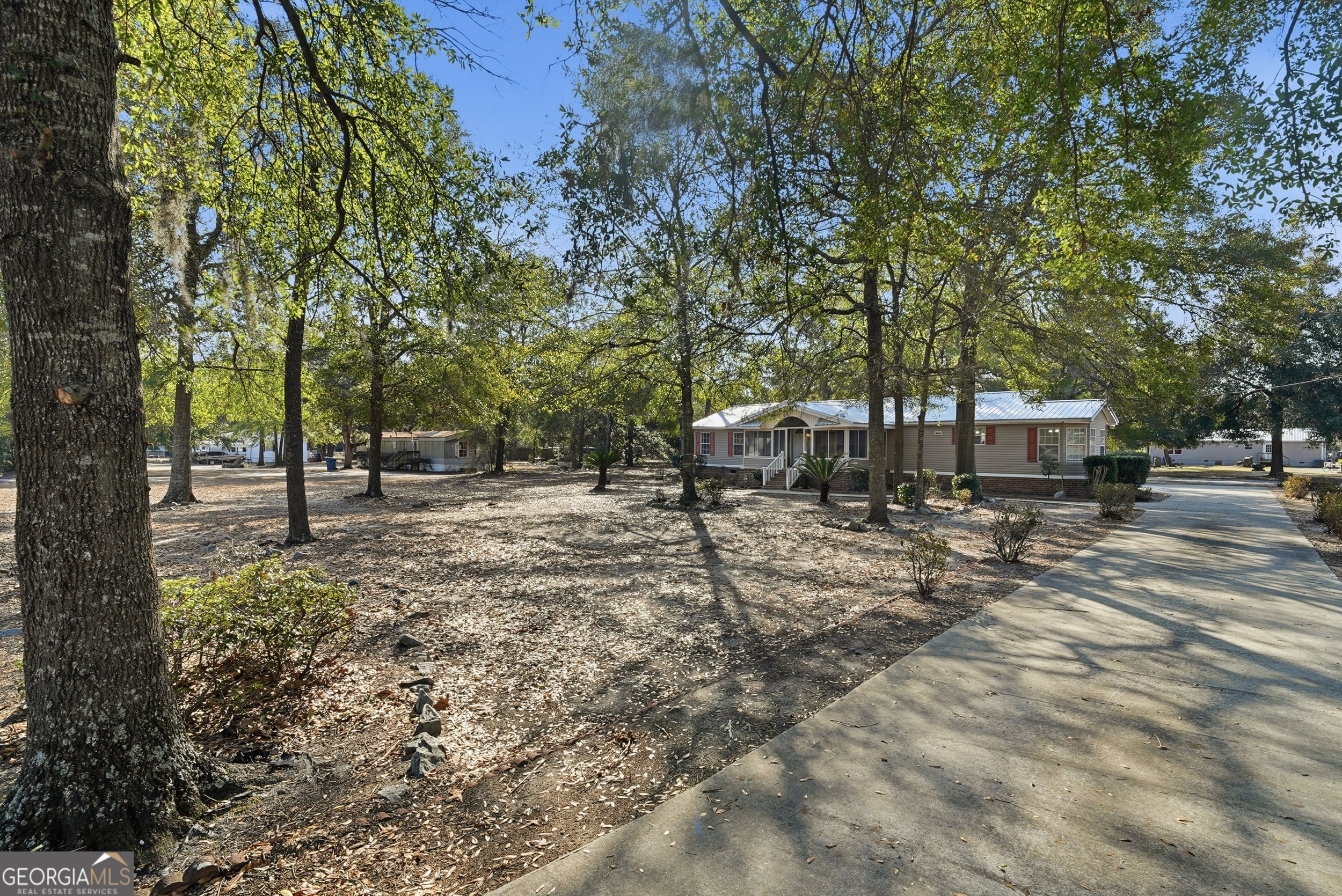 492 Doctortown Road Jesup, GA 31545 - Photo 2 of 25 a view of a backyard with large trees