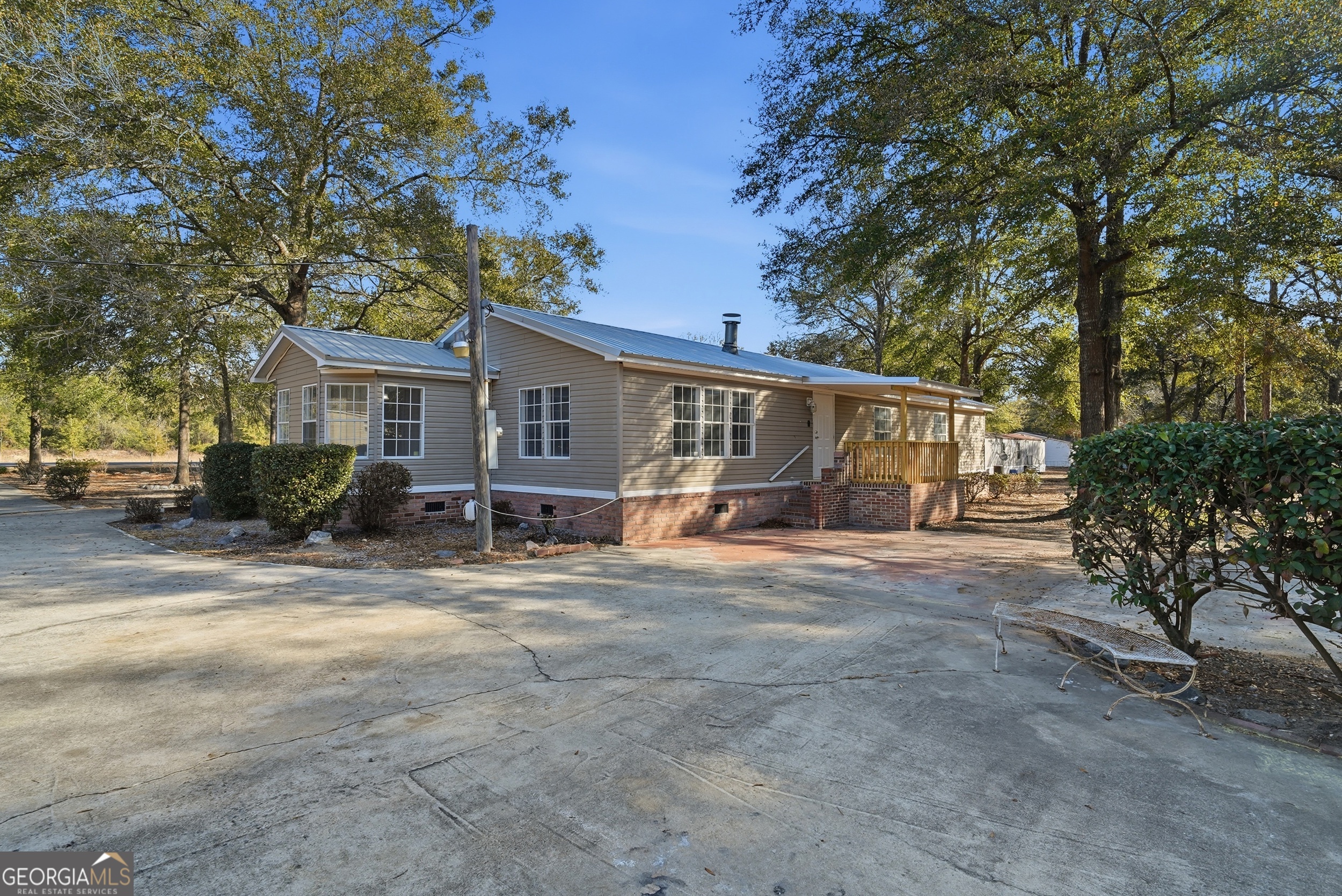 492 Doctortown Road Jesup, GA 31545 - Photo 22 of 25 a view of a house with a large tree and plants
