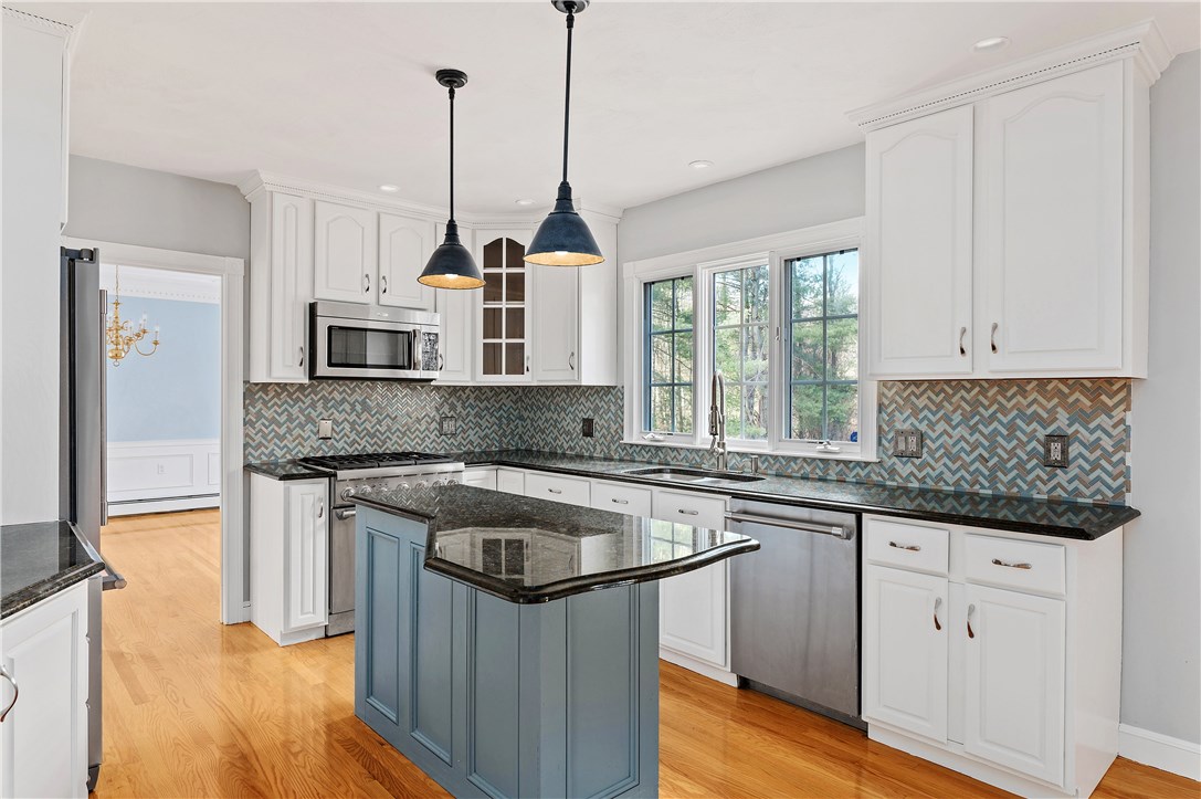 80 Rawson Road Cumberland, RI 02864 - Photo 8 of 40