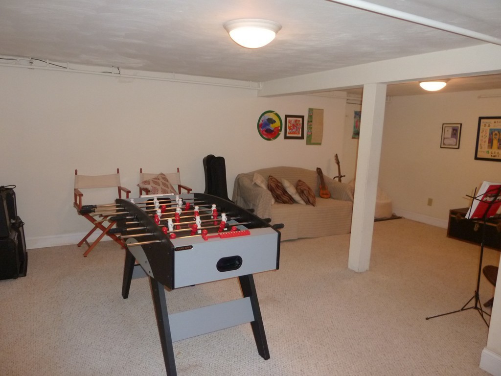 18 Glendale Road Marblehead, MA 01945 - Photo 24 of 29 a workspace with furniture and screen