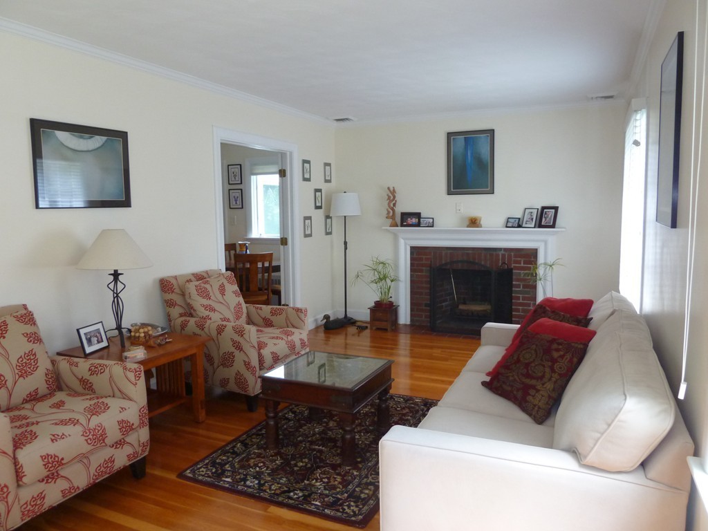 18 Glendale Road Marblehead, MA 01945 - Photo 4 of 29 a living room with furniture and a fireplace