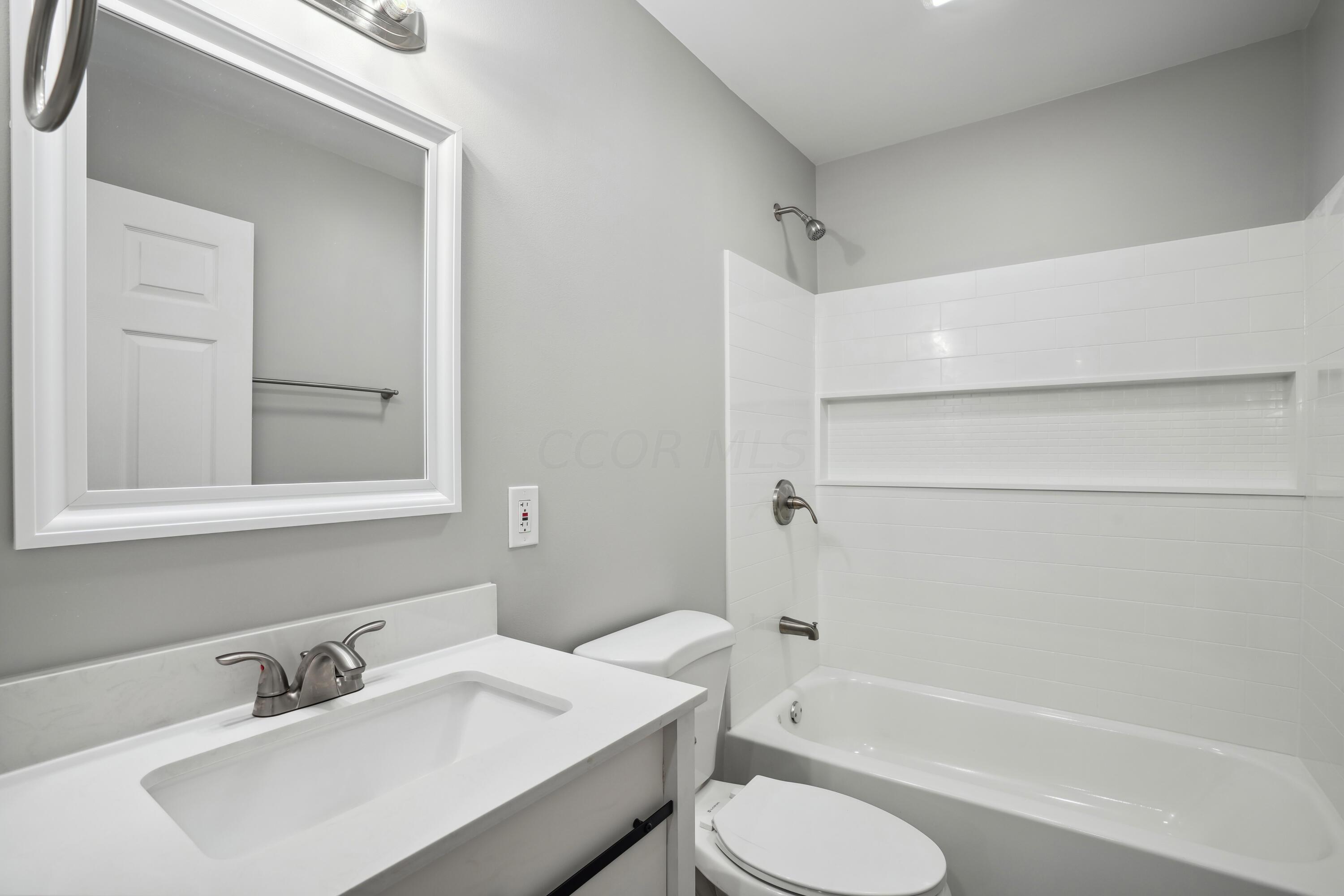 6705 Johnson Road Galloway, OH 43119 - Photo 23 of 30 Guest Full Bath with quartz countertop