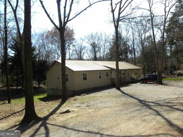 a view of a backyard