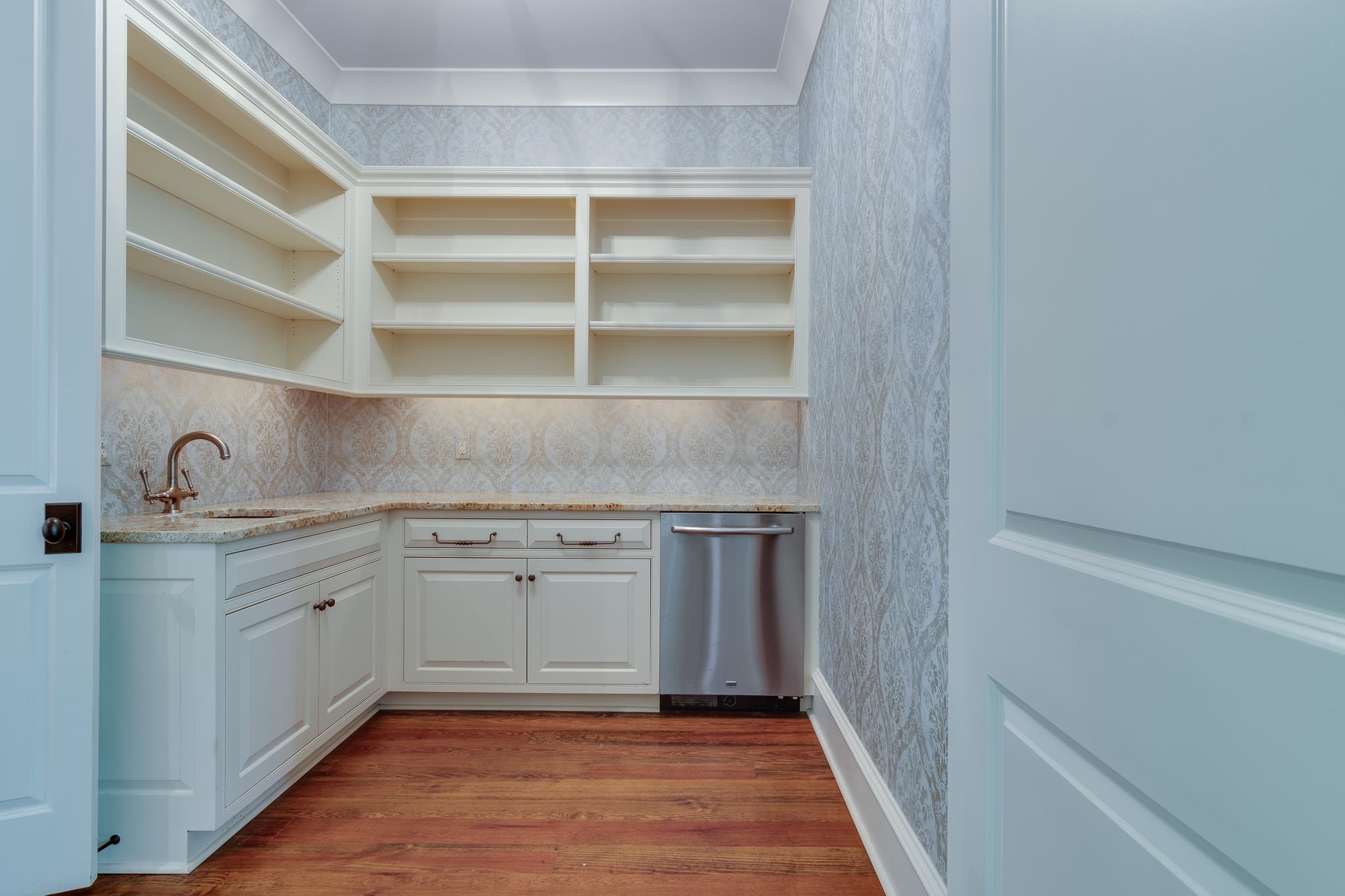 4761 Shady Grove Road Memphis, TN 38117 - Photo 15 of 25 a hallway with cabinets