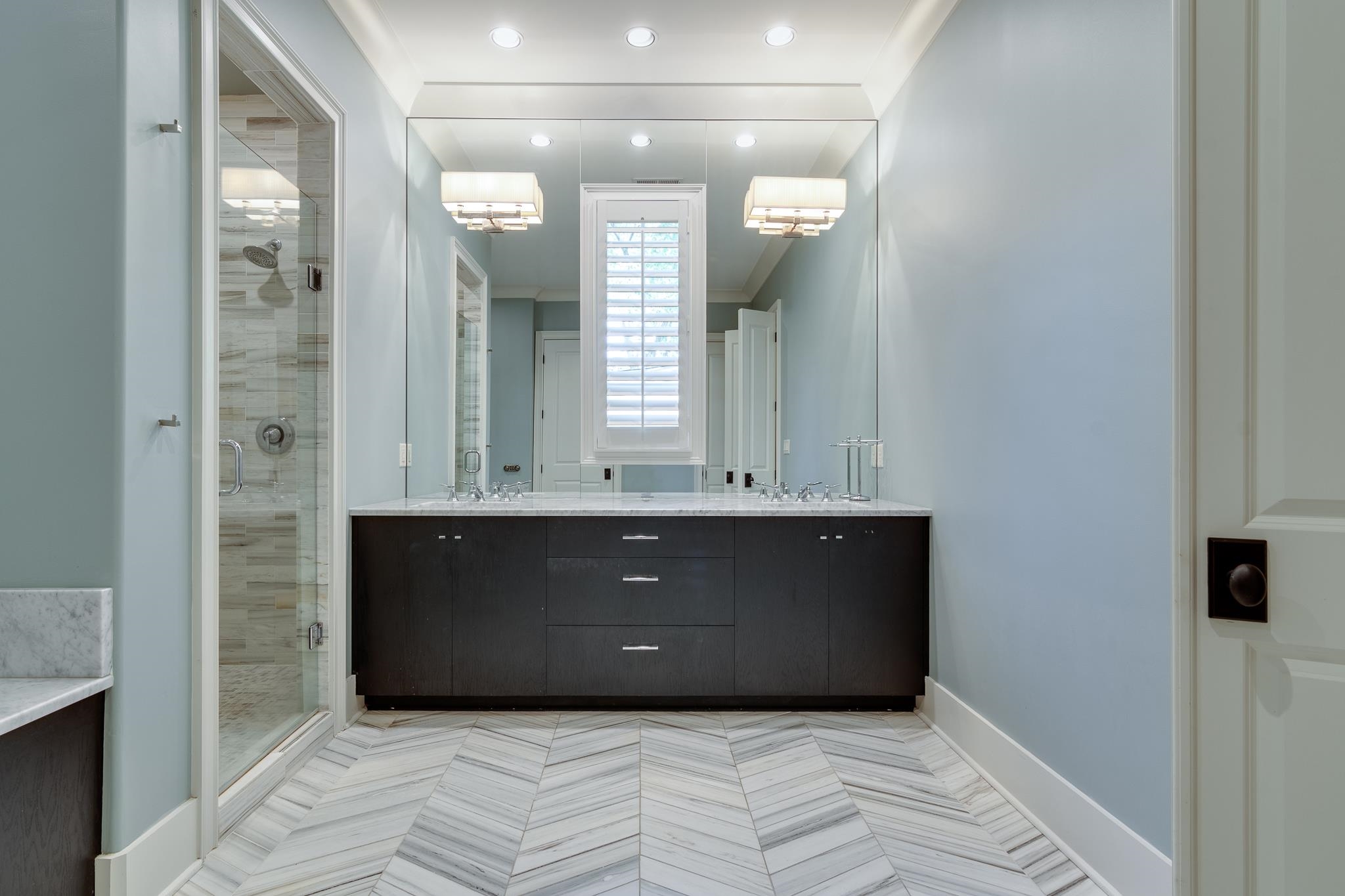 4761 Shady Grove Road Memphis, TN 38117 - Photo 18 of 25 a bathroom with a sink and a mirror